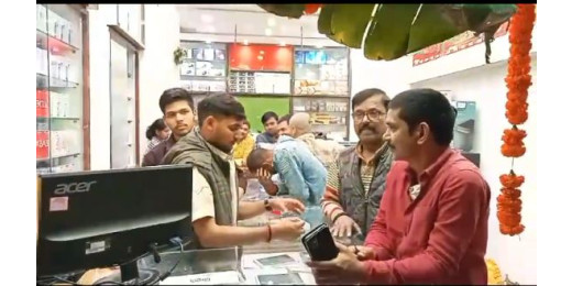 पुराना मोबाईल लाएं और नया लेकर जाएं, लक्ष्मी कम्युनिकेशन से मिलेगा लाभ